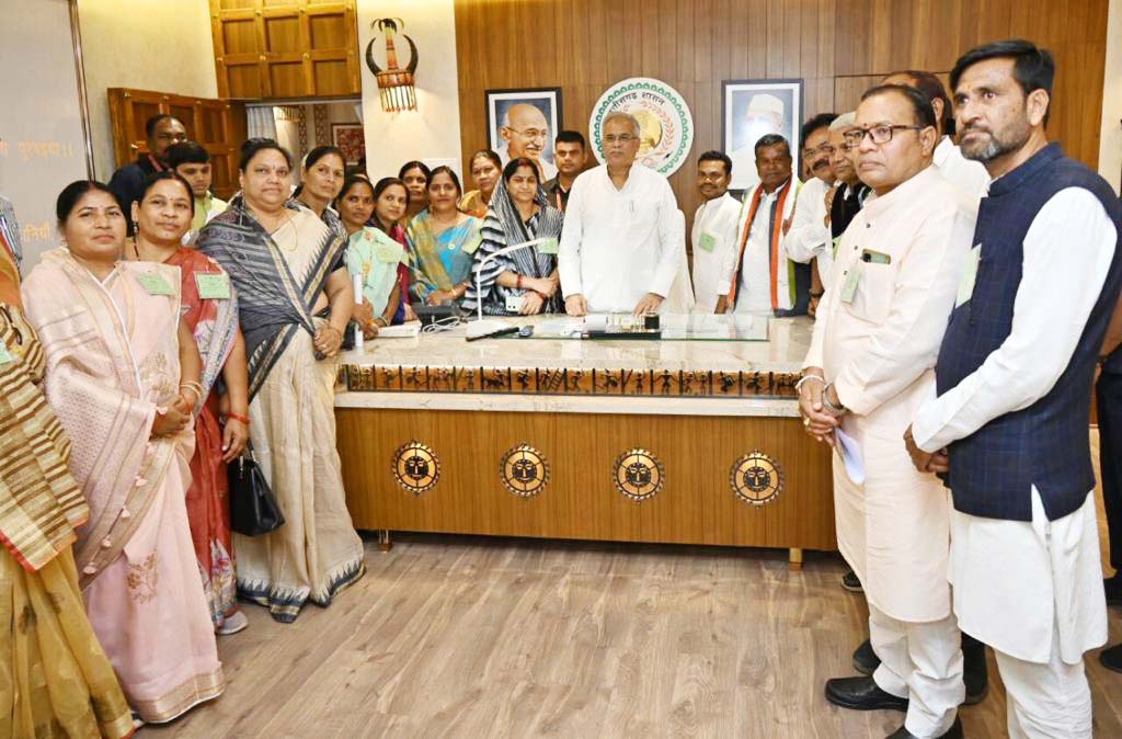 मंत्री परिषद के निर्णय पर आभार ज्ञापित करने पहुंचे प्रदेशभर के जिपं अध्यक्ष मंत्री परिषद के निर्णय पर आभार ज्ञापित करने पहुंचे प्रदेशभर के जिपं अध्यक्ष