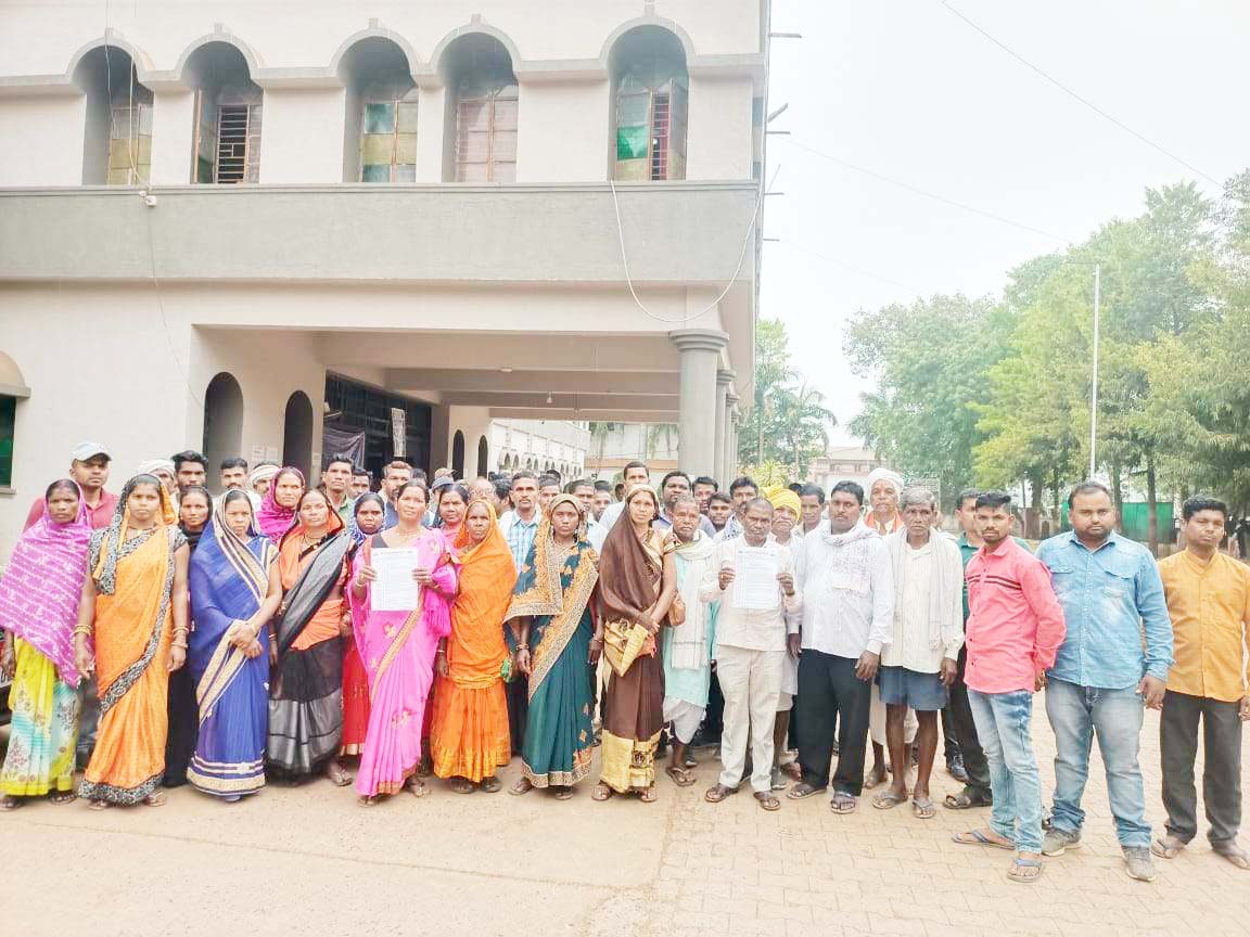 अभयारण्य संघर्ष समिति ने किया कलेक्टोरेट  में प्रदर्शन, मांग रहे बुनियादी सुविधाएं