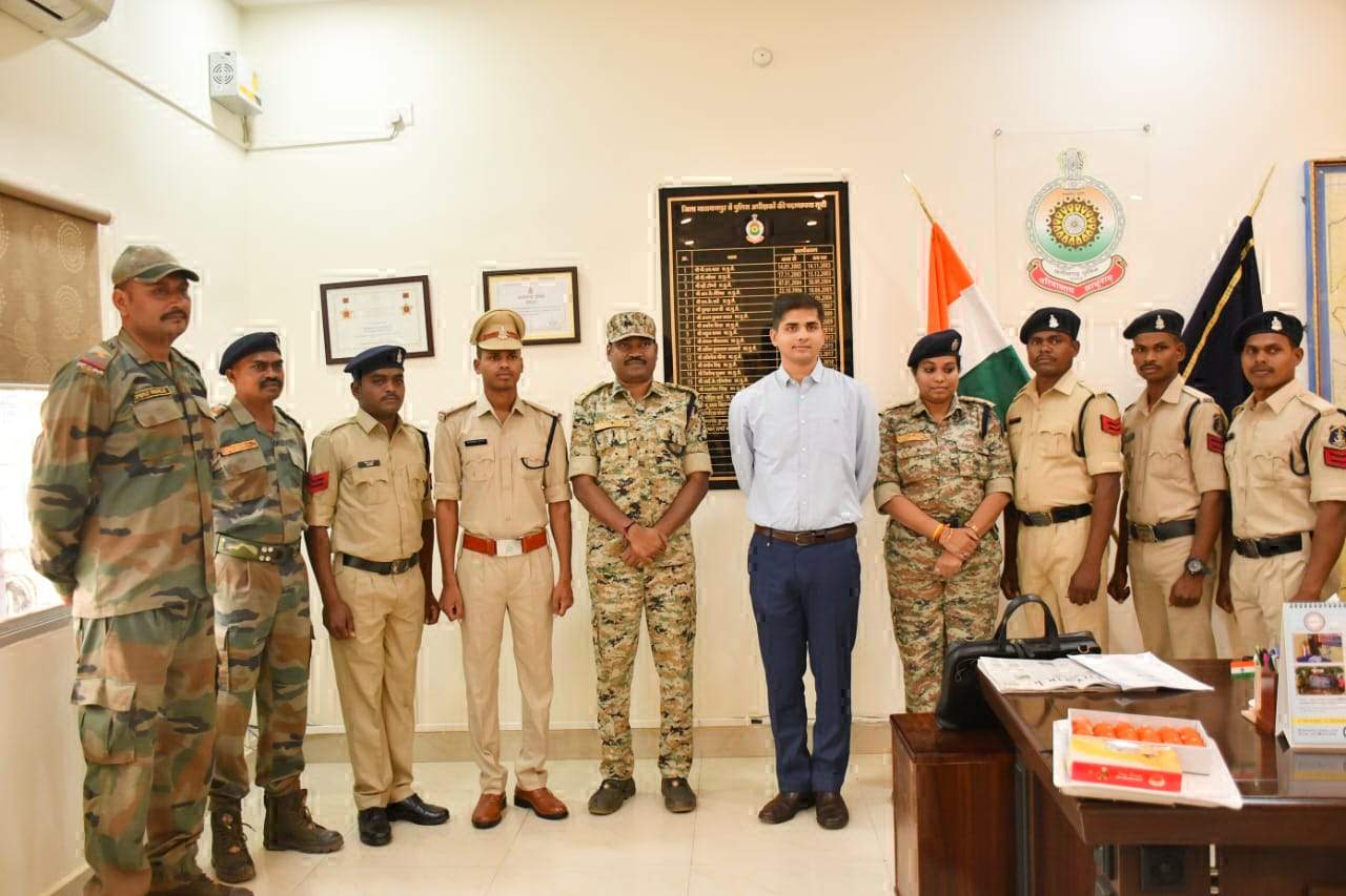 नक्सल मोर्चे पर अदम्य साहस व वीरता के लिए पुलिस जवानों को पदोन्नति नक्सल मोर्चे पर अदम्य साहस व वीरता के लिए पुलिस जवानों को पदोन्नति