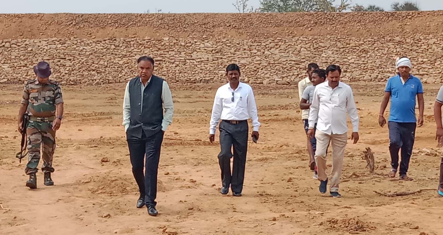 मासांत तक प्राथमिकता से पूर्ण हो अमृत सरोवर का कार्य- कलेक्टर