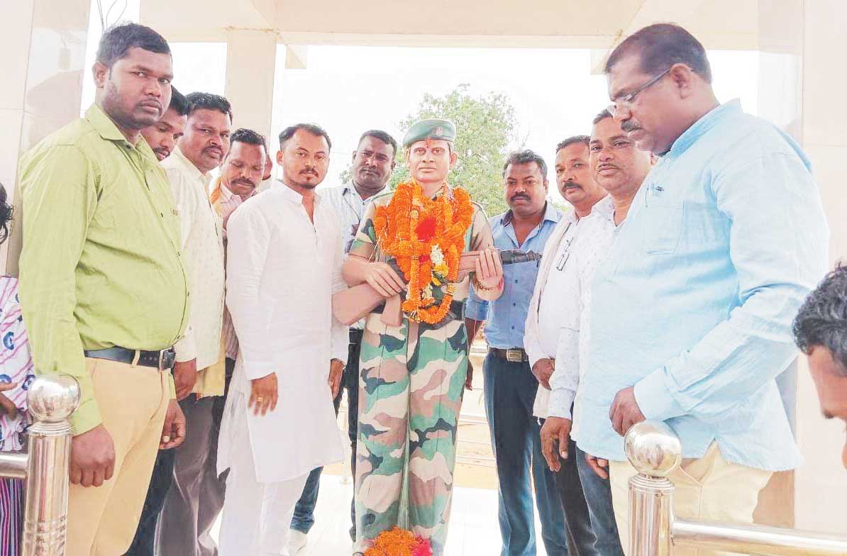 शहीद निर्मल नेताम के पैतृक गांव में दी श्रद्धांजलि