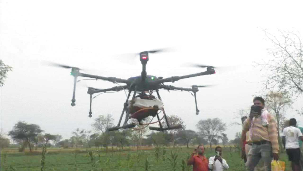 ड्रोन से फसलों में कीटनाशक का छिडक़ाव करना सीख रहे किसान ड्रोन से फसलों में कीटनाशक का छिडक़ाव करना सीख रहे किसान