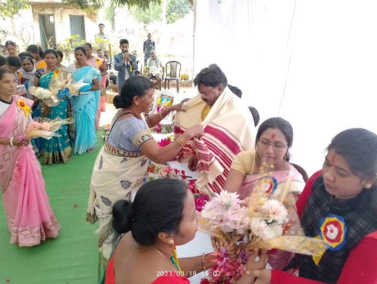 आंबा कार्यकर्ताओं की मांग पूरी होने पर विजयी दिवस व महिला दिवस मनाया, मिंज का किया स्वागत