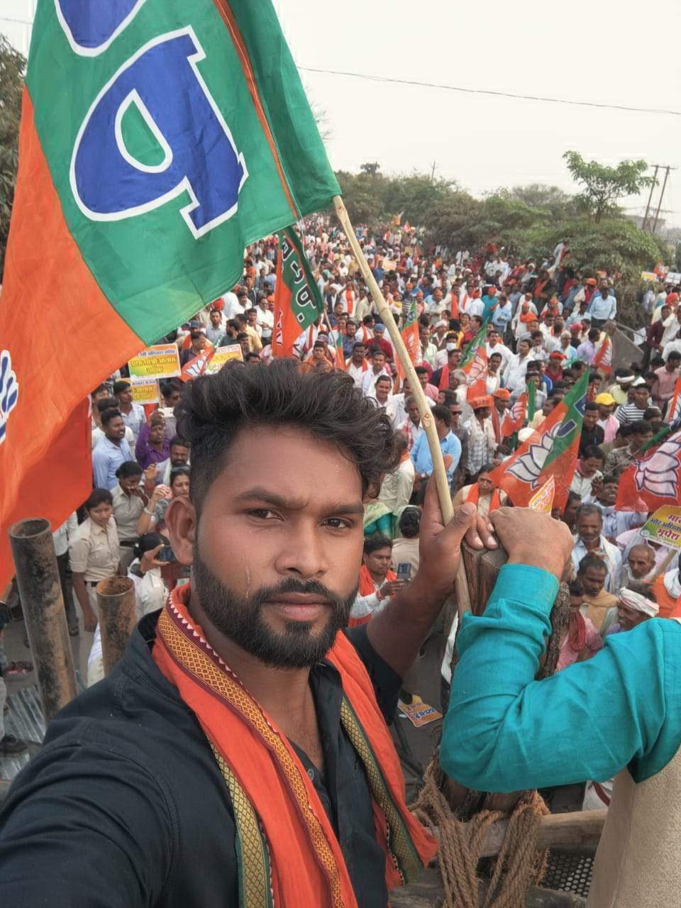 मोर आवास मोर अधिकार की लड़ाई में दंतेवाड़ा के सैकड़ों युवाओं ने विधानसभा घेराव किया