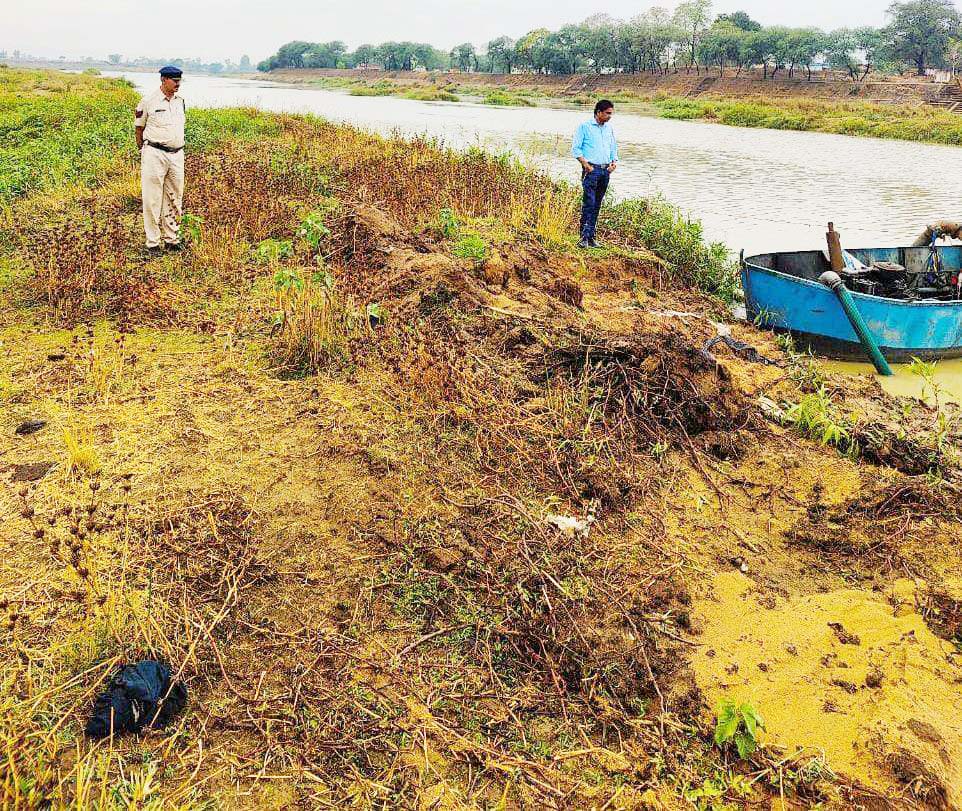 बोट में मोटर पंप लगाकर अवैध तरीके से हो रहा था रेत खनन बोट में मोटर पंप लगाकर अवैध तरीके से हो रहा था रेत खनन