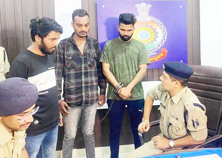 महादेव बुक ऑनलाईन सट्टा के लिए बैंक खातों से रूपये का लेन-देन करने वाले 3 बंदी, फरार आरोपियों को तलाश रही पुलिस महादेव बुक ऑनलाईन सट्टा के लिए बैंक खातों से रूपये का लेन-देन करने वाले 3 बंदी, फरार आरोपियों को तलाश रही पुलिस