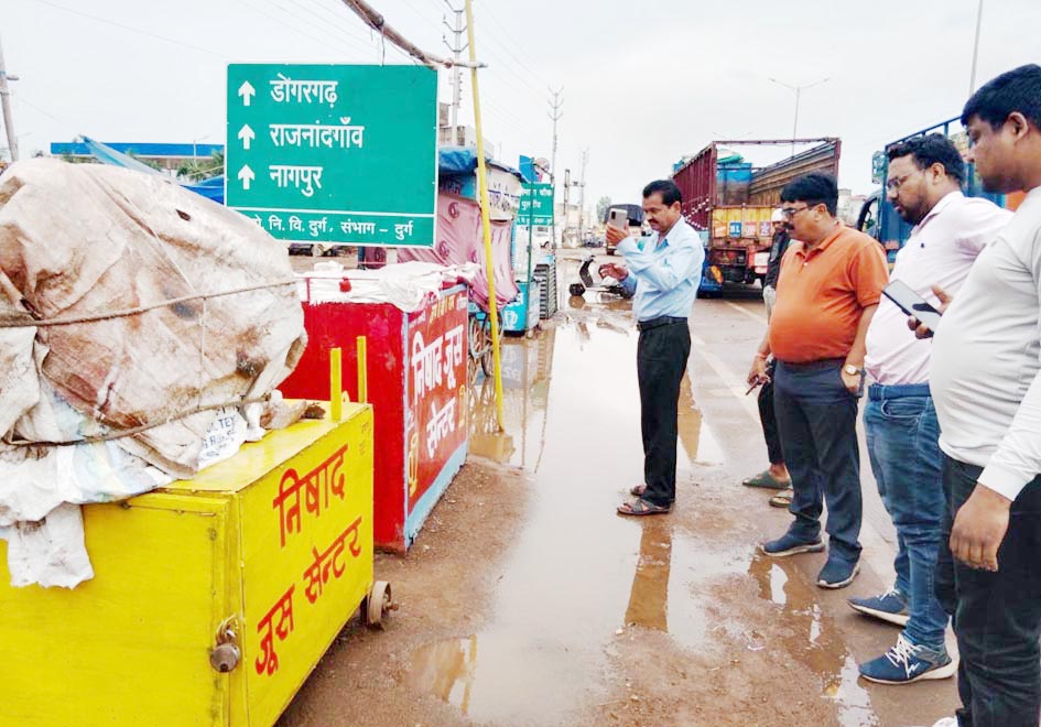 मिनी माता चौक पुलगांव, फुटपाथ पर कब्जा कर दुकान लगाने वालों को निगम ने हटाया मिनी माता चौक पुलगांव, फुटपाथ पर कब्जा कर दुकान लगाने वालों को निगम ने हटाया
