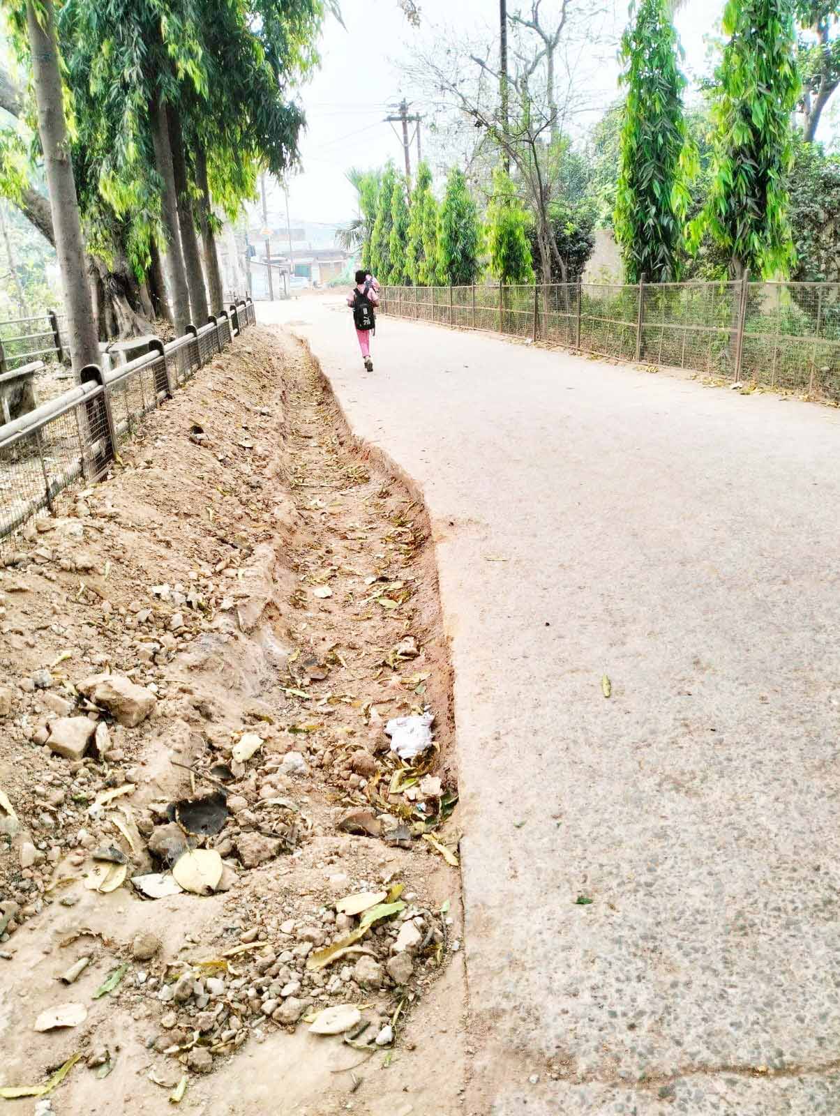 पानी पाईप डालने गड्ढा खोदा और भूल गए