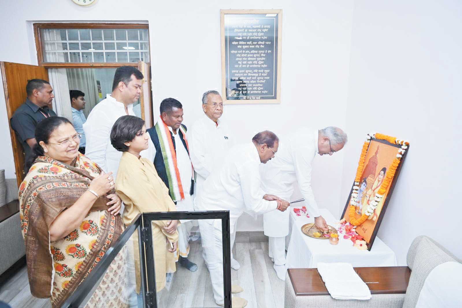 मुख्यमंत्री निवास में लोकगायिका आरू साहू ने भक्त माता कर्मा की जयंती पर किया नमन