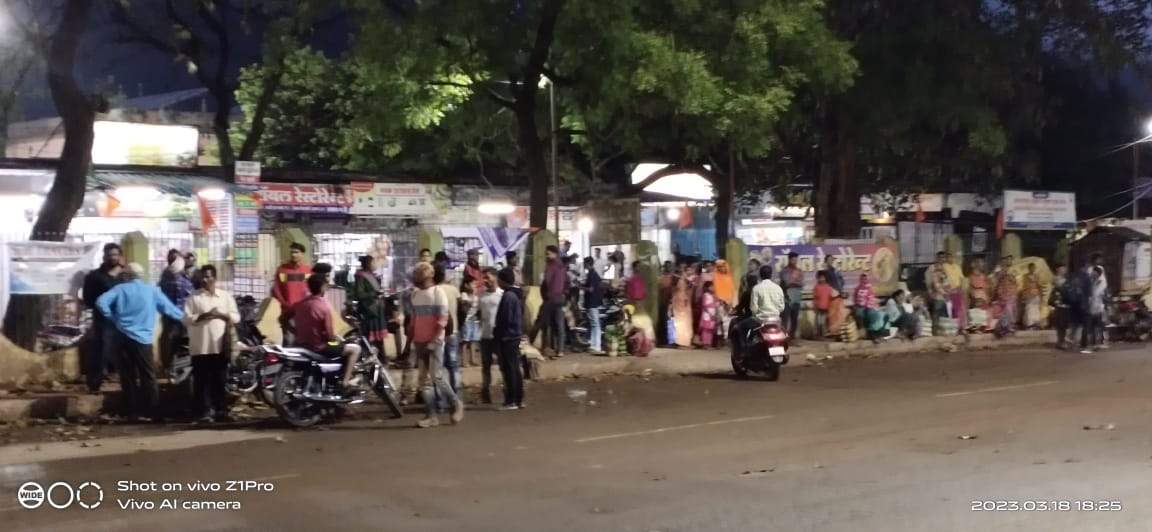 प्रतीक्षालय न होने से यात्रियों को हो रही भारी परेशानी