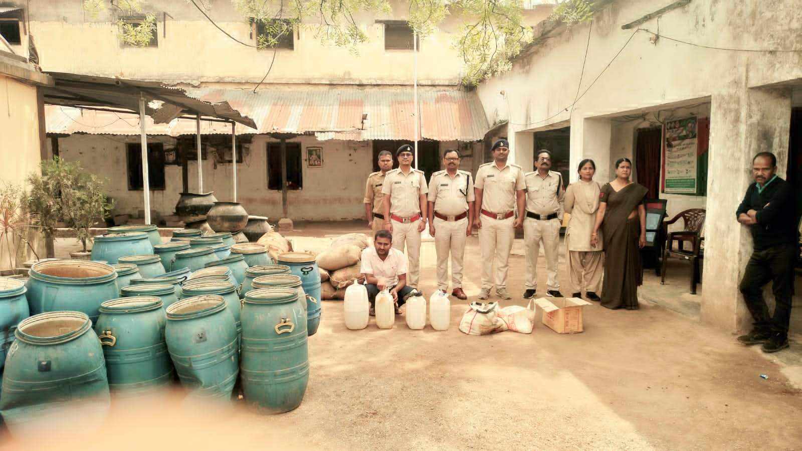 150 लीटर कच्ची महुआ शराब व 34 सौ किलो लाहन जब्त, 2 गिरफ्तार 150 लीटर कच्ची महुआ शराब व 34 सौ किलो लाहन जब्त, 2 गिरफ्तार
