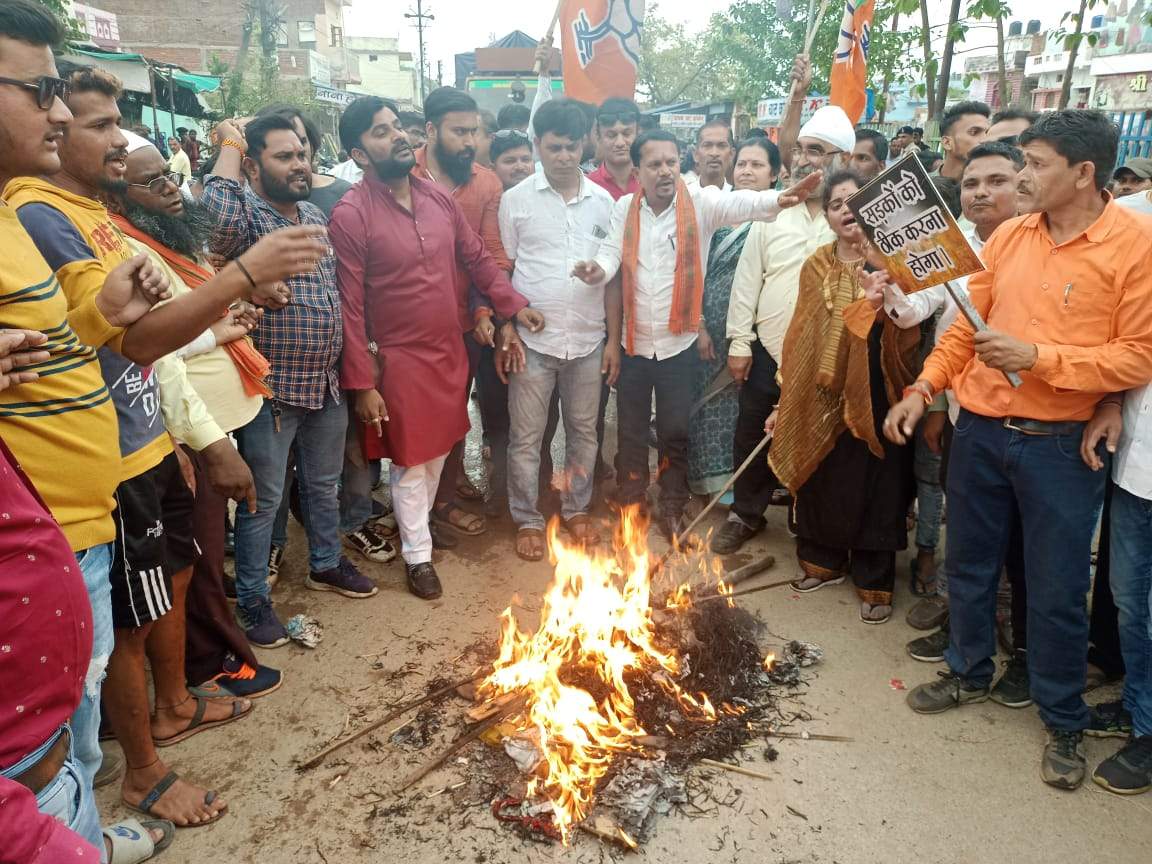 बुनियादी सुविधाओं को लेकर भाजपा पार्षदों ने मेयर का फूंका पुतला बुनियादी सुविधाओं को लेकर भाजपा पार्षदों ने मेयर का फूंका पुतला