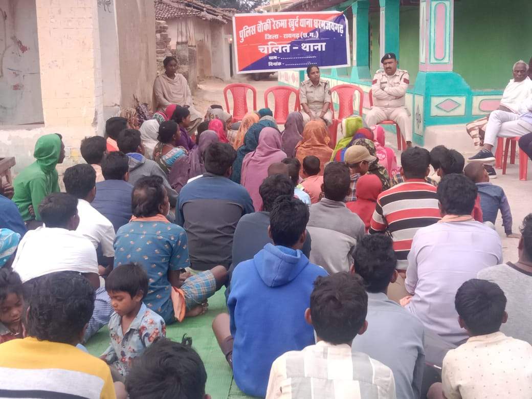 पुलिस ने चलित थाना लगा अपराधों से बचने किया जागरूक पुलिस ने चलित थाना लगा अपराधों से बचने किया जागरूक