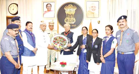 राज्यपाल को भारत स्काउट्स एवं गाईड ने स्कार्फ पहना कर सम्मानित किया राज्यपाल को भारत स्काउट्स एवं गाईड ने स्कार्फ पहना कर सम्मानित किया