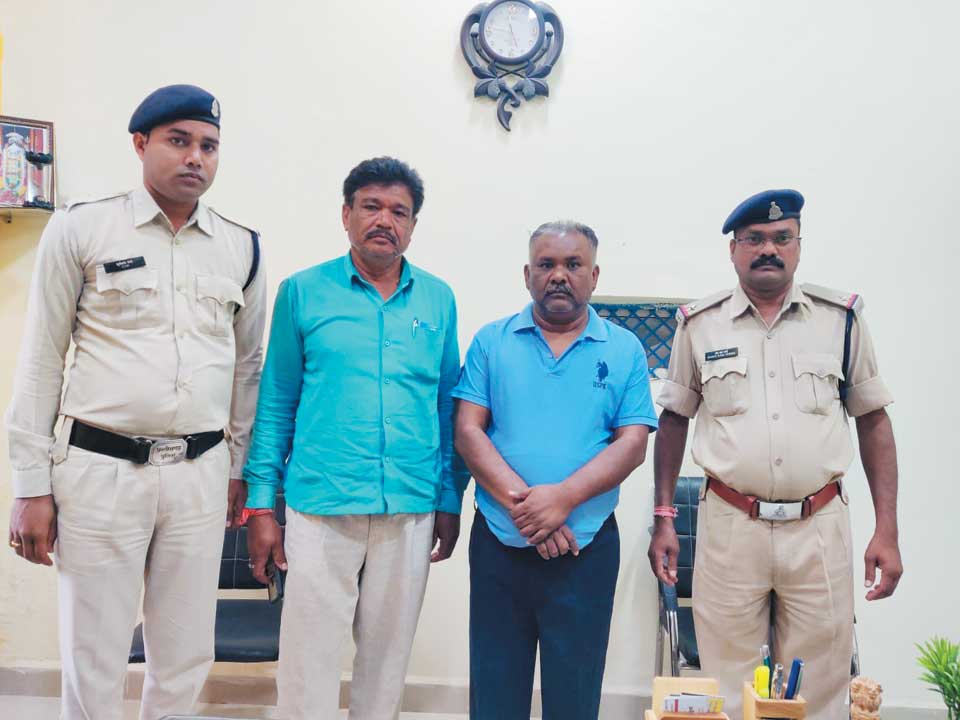 बैंक में  नौकरी के नाम पर लाखों की ठगी, 2 बंदी