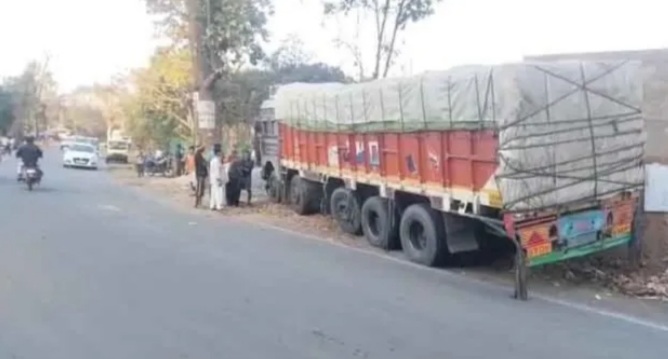 ट्रक-बाइक में भिड़ंत, छात्र की मौत, दो गंभीर ट्रक-बाइक में भिड़ंत, छात्र की मौत, दो गंभीर