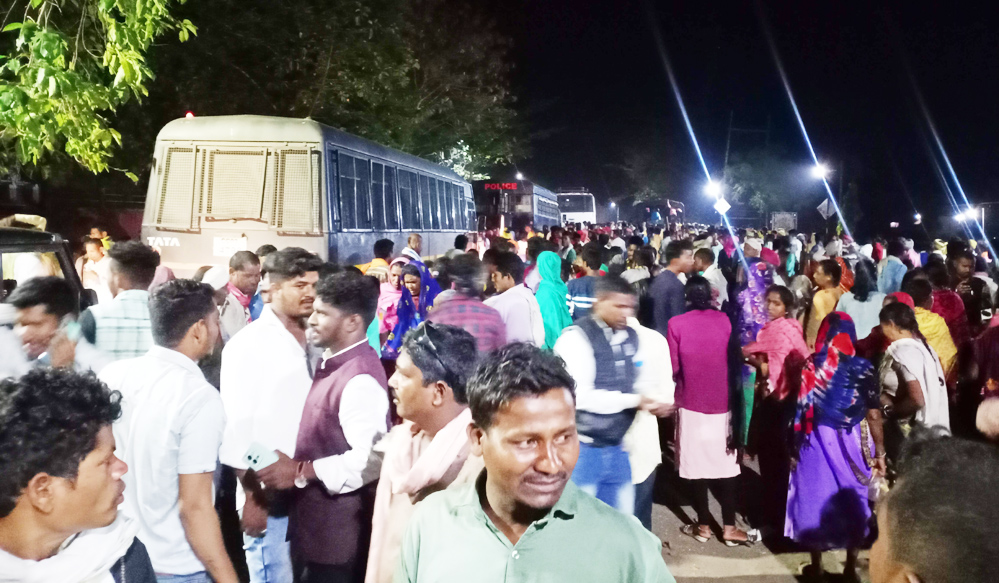 कलेक्टोरेट घेराव के 5 घंटे बाद आदिवासियों का आंदोलन स्थगित, 23 को कलेक्टर के साथ 60 गांव के प्रतिनिधियों की बैठक कलेक्टोरेट घेराव के 5 घंटे बाद आदिवासियों का आंदोलन स्थगित, 23 को कलेक्टर के साथ 60 गांव के प्रतिनिधियों की बैठक