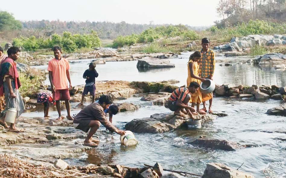 ढोढ़ी, नदी और कुएं से पानी पीने मजबूर, इनमें कोरवा-पंडों संरक्षित जनजातियां ज्यादा ढोढ़ी, नदी और कुएं से पानी पीने मजबूर, इनमें कोरवा-पंडों संरक्षित जनजातियां ज्यादा