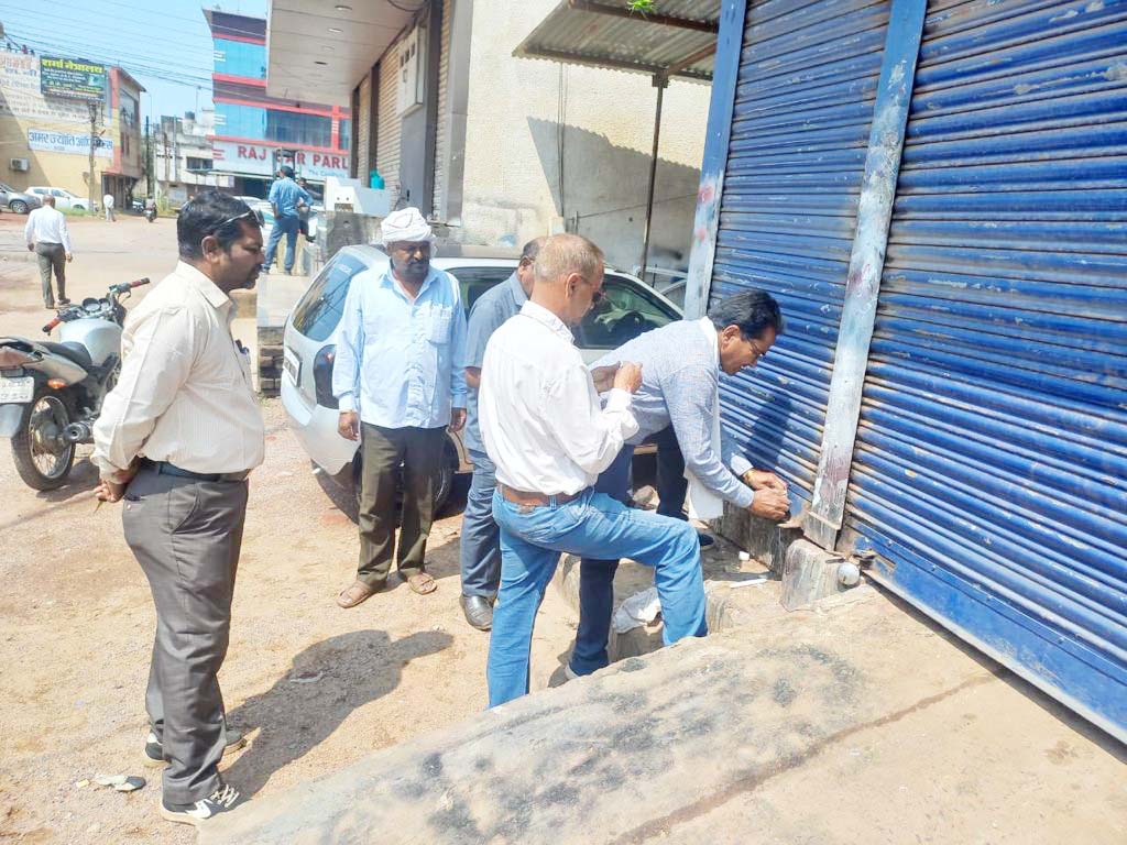 दक्षिण गंगोत्री मार्केट में निगम की बड़ी कार्रवाई , नियमितीकरण नहीं कराने वाले 4 दुकानें हुर्इं सील दक्षिण गंगोत्री मार्केट में निगम की बड़ी कार्रवाई , नियमितीकरण नहीं कराने वाले 4 दुकानें हुर्इं सील