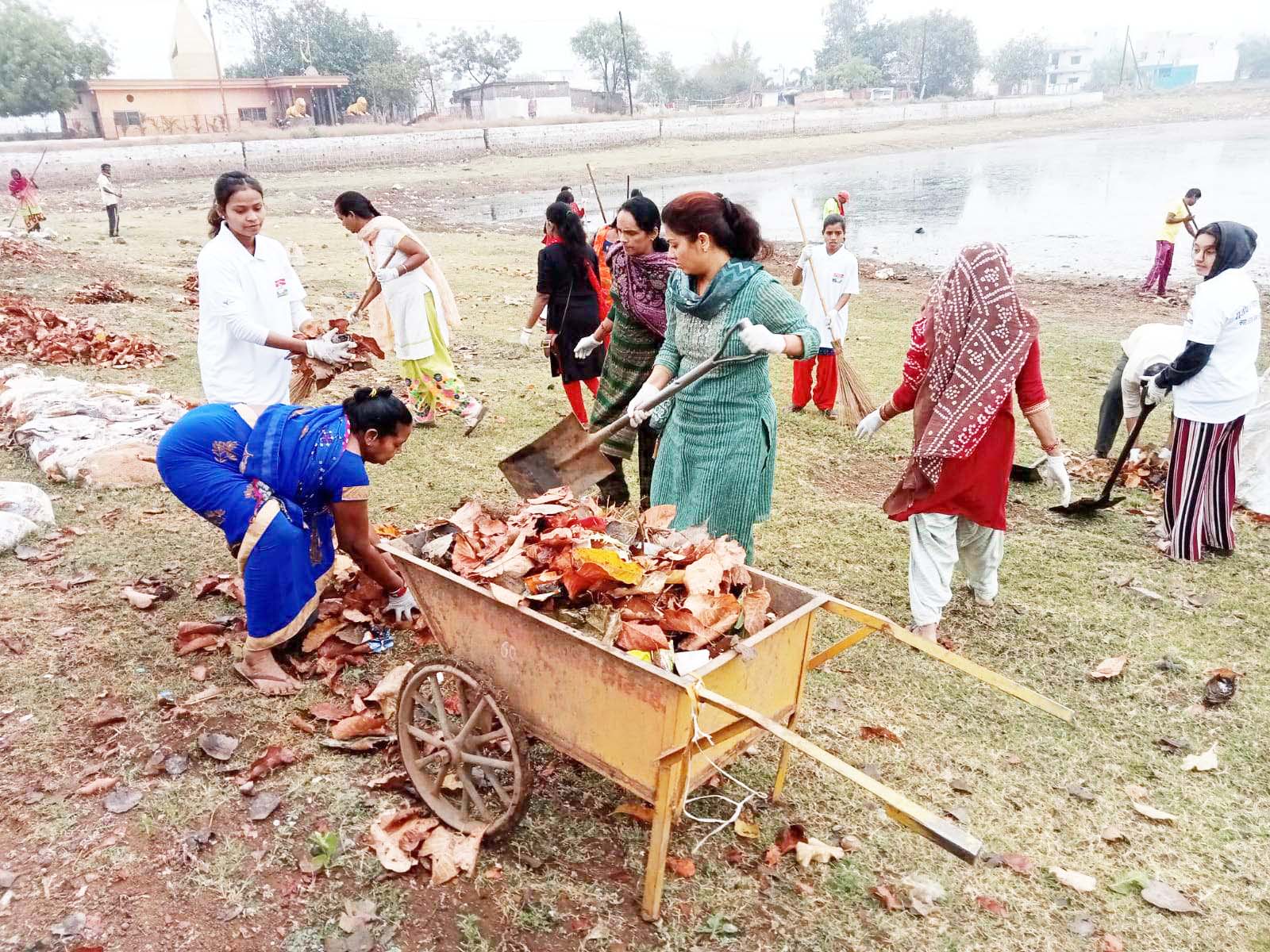 तालाब सफाई के लिए उतरा पर्यावरण विभाग, बनाया नरवा, गरवा, घुरूवा, बाड़ी को आधार, जन सहयोग भी मिल रहा तालाब सफाई के लिए उतरा पर्यावरण विभाग, बनाया नरवा, गरवा, घुरूवा, बाड़ी को आधार, जन सहयोग भी मिल रहा