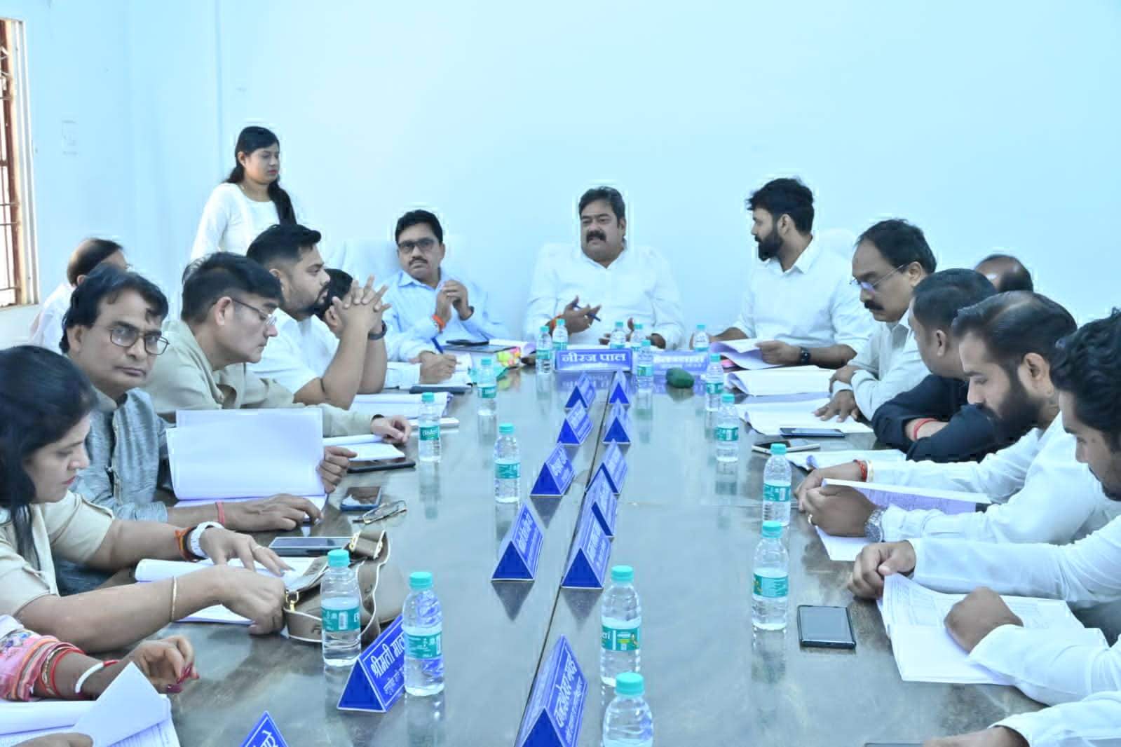 आयुक्त के प्रस्तुत बजट पर महापौर परिषद् ने की चर्चा आयुक्त के प्रस्तुत बजट पर महापौर परिषद् ने की चर्चा