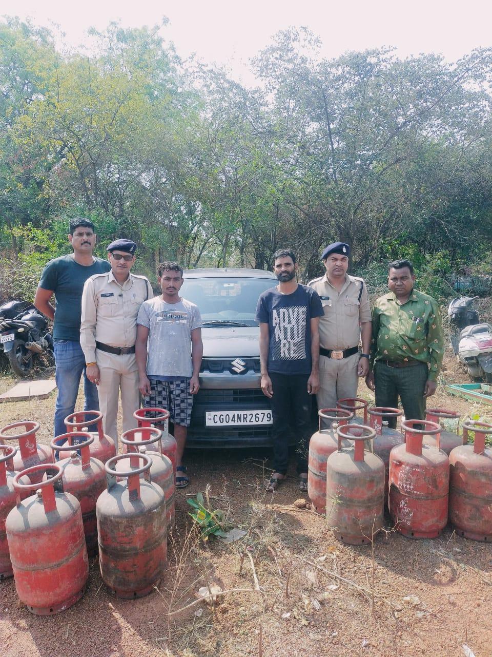 गैस गोडाउन से 15 सिलेंडर चुराने वाले दो गिरफ्तार गैस गोडाउन से 15 सिलेंडर चुराने वाले दो गिरफ्तार