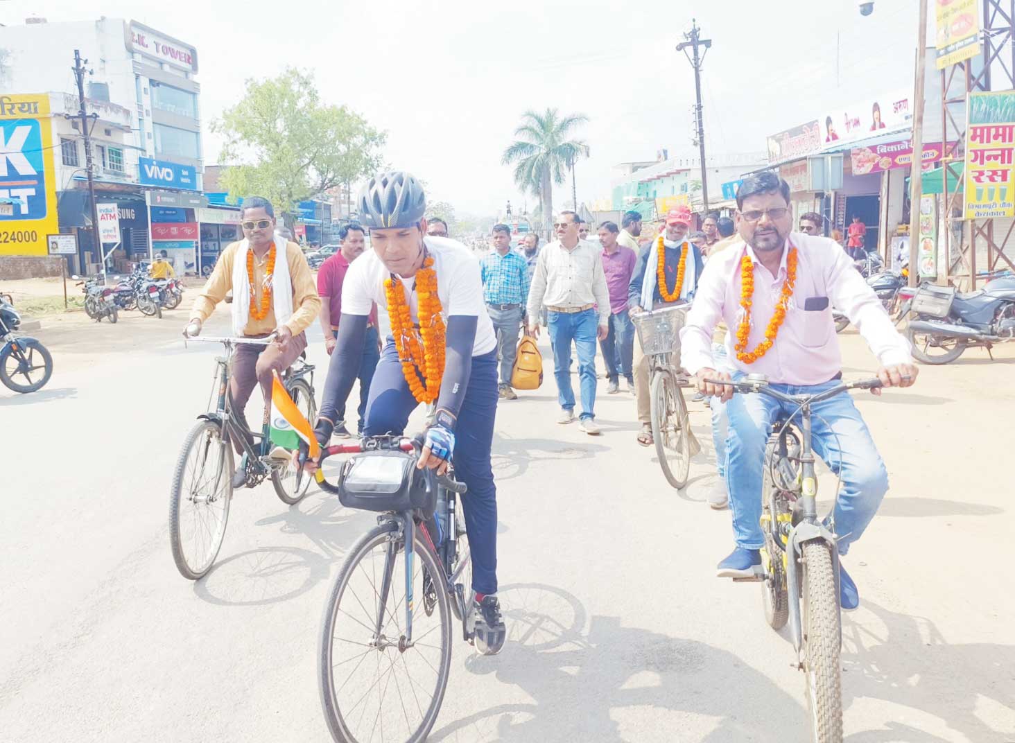 प्रदूषण रोकने और नशा मुक्ति का संदेश ले साइकिल से छत्तीसगढ़ यात्रा पर निकले शिक्षक संतोष प्रदूषण रोकने और नशा मुक्ति का संदेश ले साइकिल से छत्तीसगढ़ यात्रा पर निकले शिक्षक संतोष