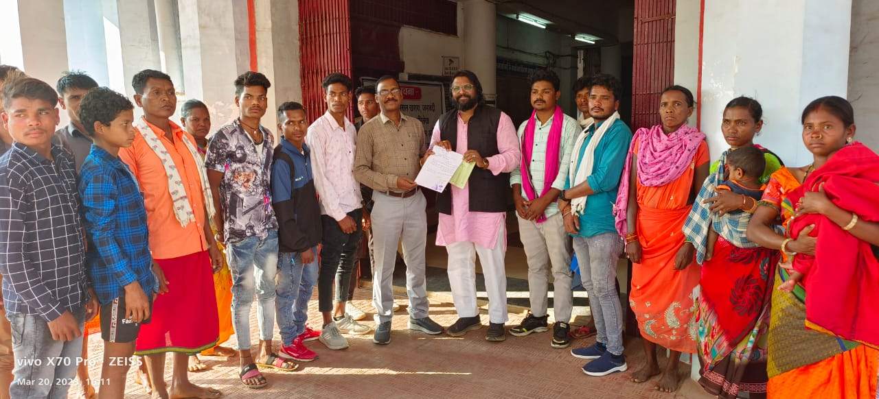 गांव में सडक़ समेत बुनियादी सुविधाओं की मांग