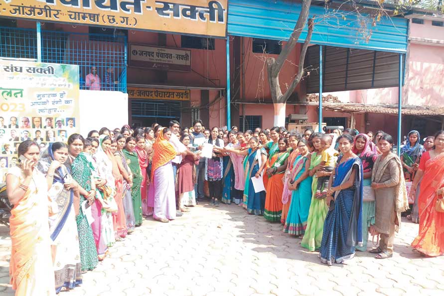 बिहान योजना से जुड़ी महिलाओं ने फूंका आंदोलन का बिगुल