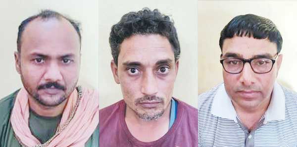 एक नंबर प्लेट से चल रहे थे दो ट्रेलर मालिक, ड्राइवर व वाहन मिस्त्री गिरफ्तार एक नंबर प्लेट से चल रहे थे दो ट्रेलर मालिक, ड्राइवर व वाहन मिस्त्री गिरफ्तार