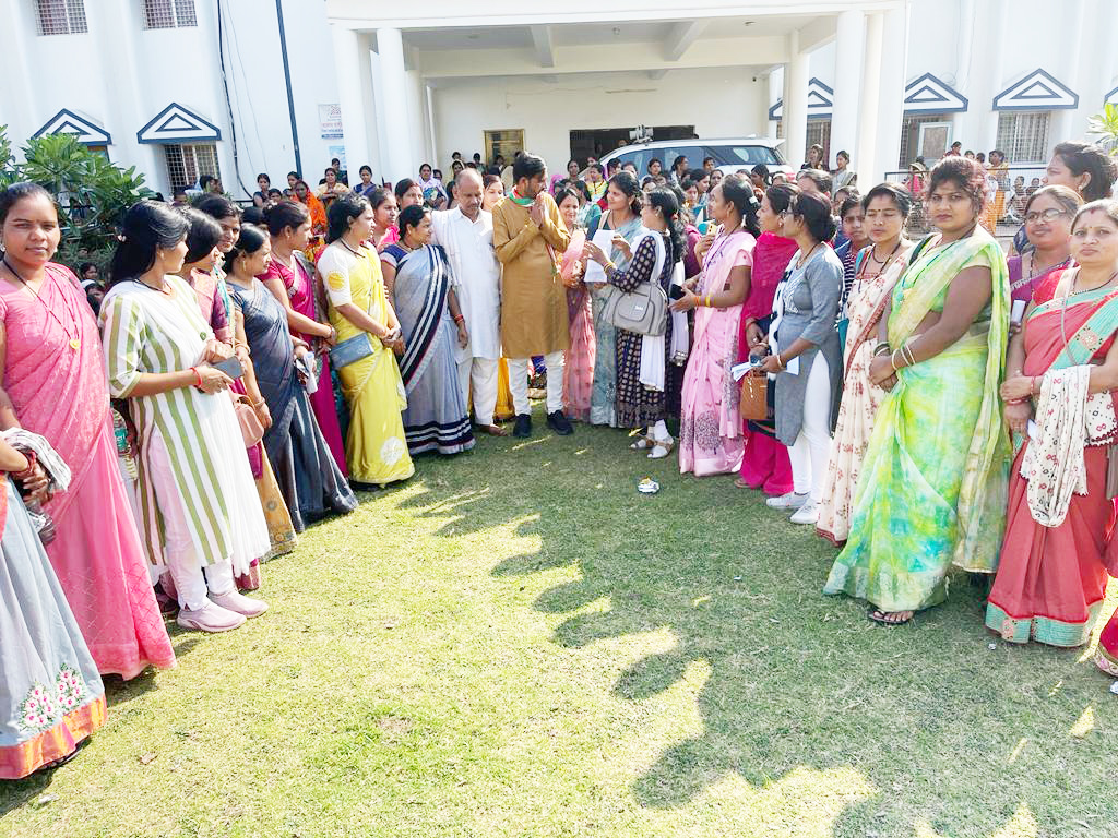 बिहान से जुड़ी महिलाओं ने मांगों को लेकर सौंपा ज्ञापन बिहान से जुड़ी महिलाओं ने मांगों को लेकर सौंपा ज्ञापन