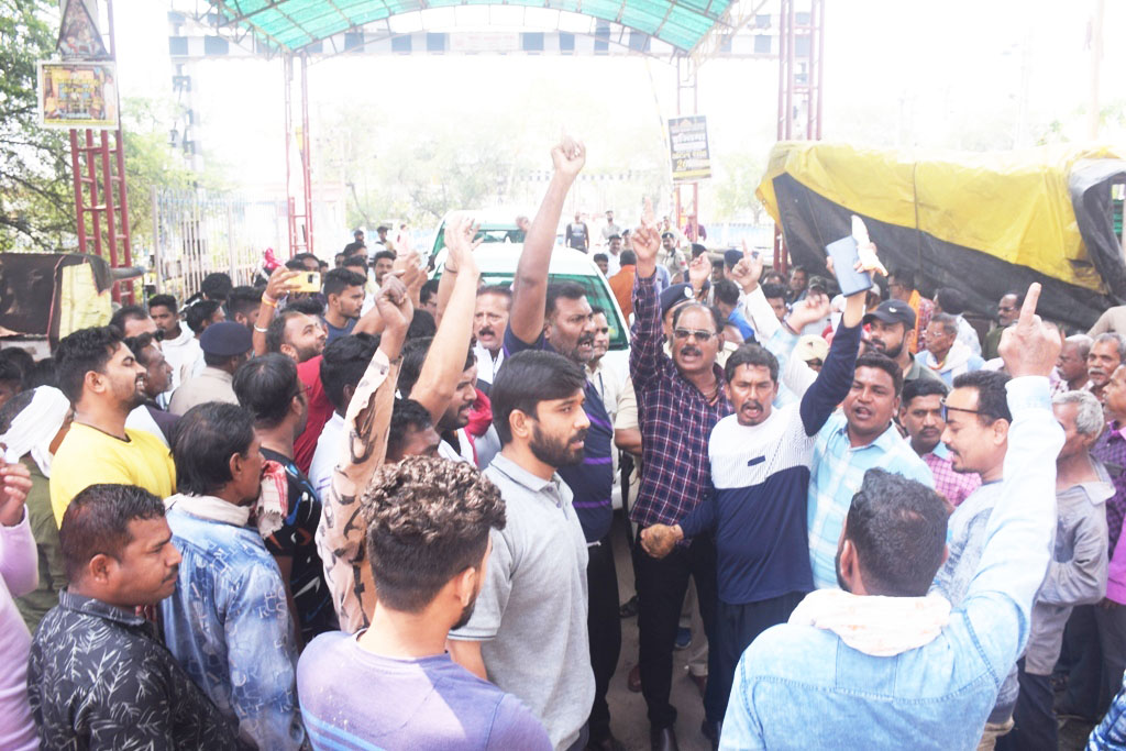 न्यौता न मिलने से खफा कांग्रेसियों ने रोका डीआरएम की गाड़ी