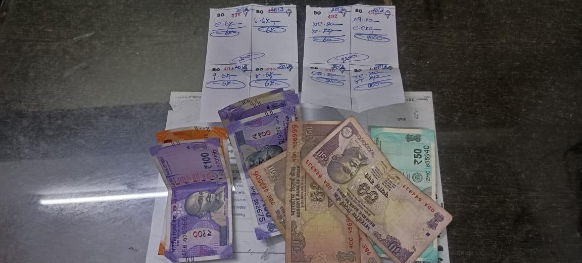 सट्टा संचालित करने वाले डेढ़ दर्जन सटोरिए पकड़ाए,नगदी सहित सट्टा-पट्टी जब्त