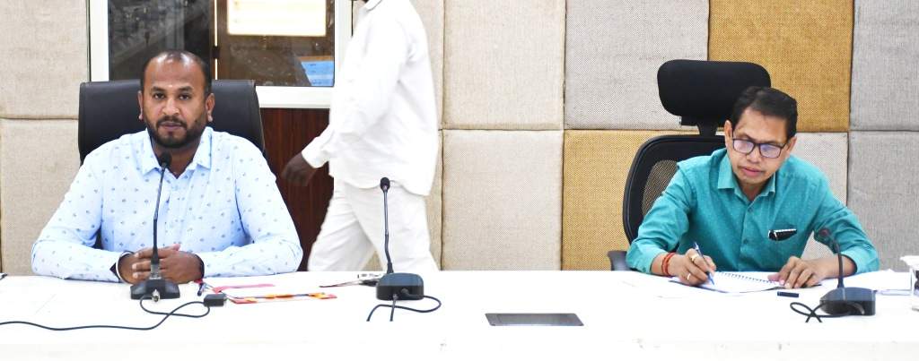 गोधन न्याय योजना पर कलेक्टर ने की समीक्षा