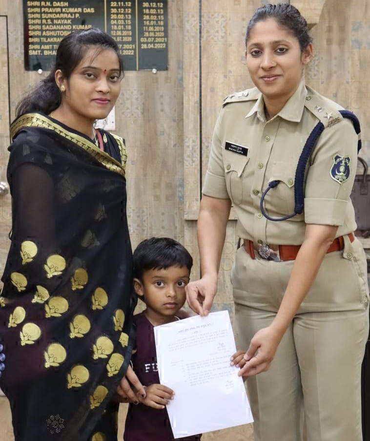 एसपी ने 5 वर्षीय नमन राजवाड़े को बाल आरक्षक के पद पर दी अनुकम्पा नियुक्ति एसपी ने 5 वर्षीय नमन राजवाड़े को बाल आरक्षक के पद पर दी अनुकम्पा नियुक्ति