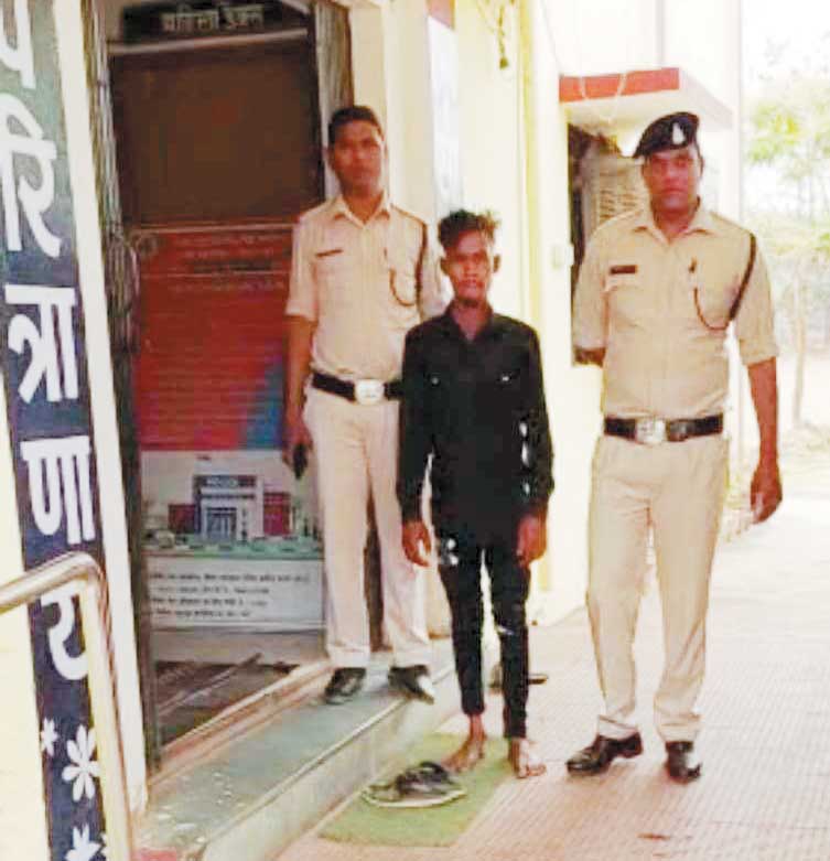 लूट : दोस्त के साथ नाबालिग गिरफ्तार लूट : दोस्त के साथ नाबालिग गिरफ्तार