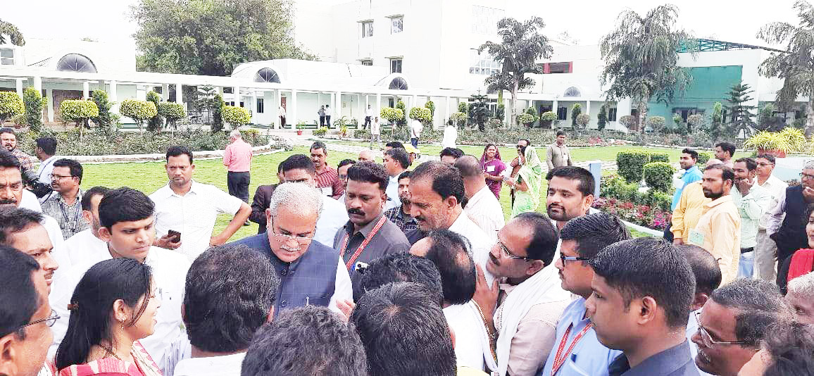 प्रशिक्षित मनरेगा मेट के 2 वर्ष से लंबित भुगतान की समस्या को लेकर पहुंचे विधानसभा