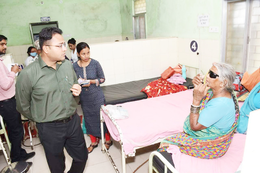 कलेक्टर ने जिला अस्पताल का किया निरीक्षण, खाना की क्वालिटी पर सीएस को फटकारा कलेक्टर ने जिला अस्पताल का किया निरीक्षण, खाना की क्वालिटी पर सीएस को फटकारा