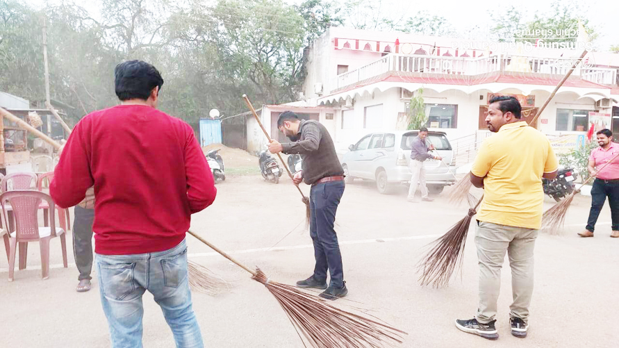 अधिकारी-कर्मचारियों ने की मंदिर परिसर की सफाई अधिकारी-कर्मचारियों ने की मंदिर परिसर की सफाई