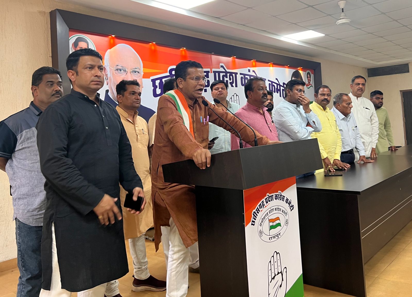 राहुल के समर्थन में सत्याग्रह ... राहुल के समर्थन में सत्याग्रह ...