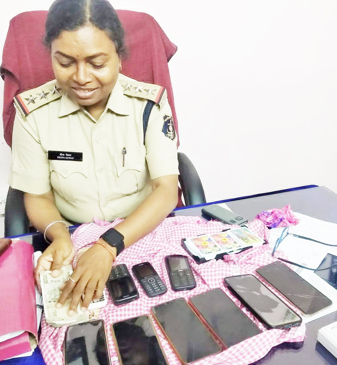 खेत में जुआ खेल रहे 11 आरोपी पुलिस के हत्थे चढ़े खेत में जुआ खेल रहे 11 आरोपी पुलिस के हत्थे चढ़े