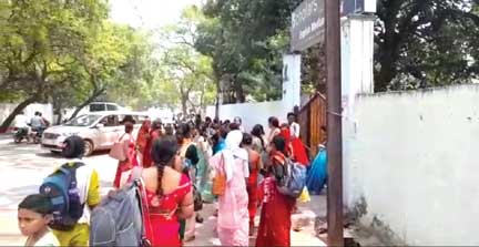 सीएम से मुलाकात के लिए पहुंची महिलाओं को सुरक्षा स्टाफ ने चलता किया