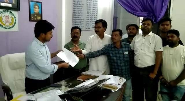 राजपुर-कुसमी मार्ग मरम्मत कराने ग्रामीणों ने सौंपा ज्ञापन