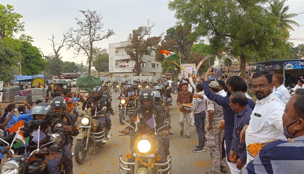 केशकाल पहुंची सीआरपीएफ की महिला बटालियन ‘डेयरडेविल्स’ केशकाल पहुंची सीआरपीएफ की महिला बटालियन ‘डेयरडेविल्स’