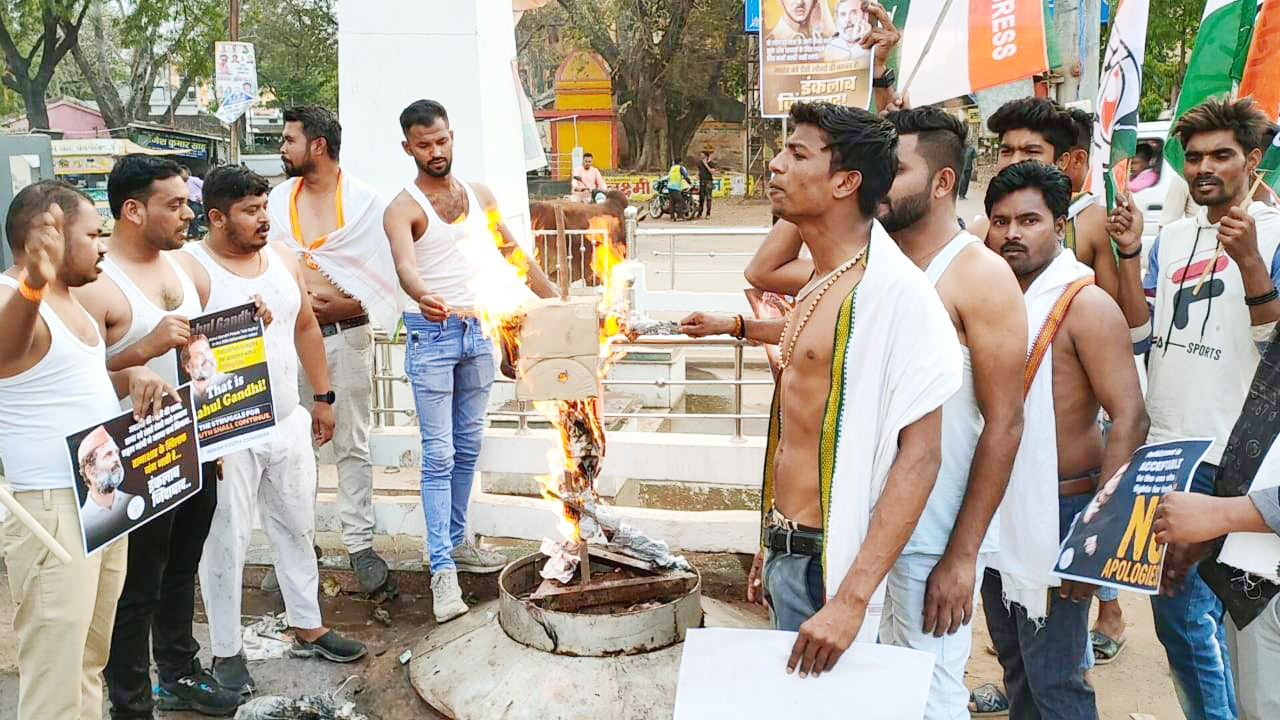 अर्धनग्न हो युवा कांग्रेसियों का प्रदर्शन, बारी बारी कर 11 पुतलों का दहन