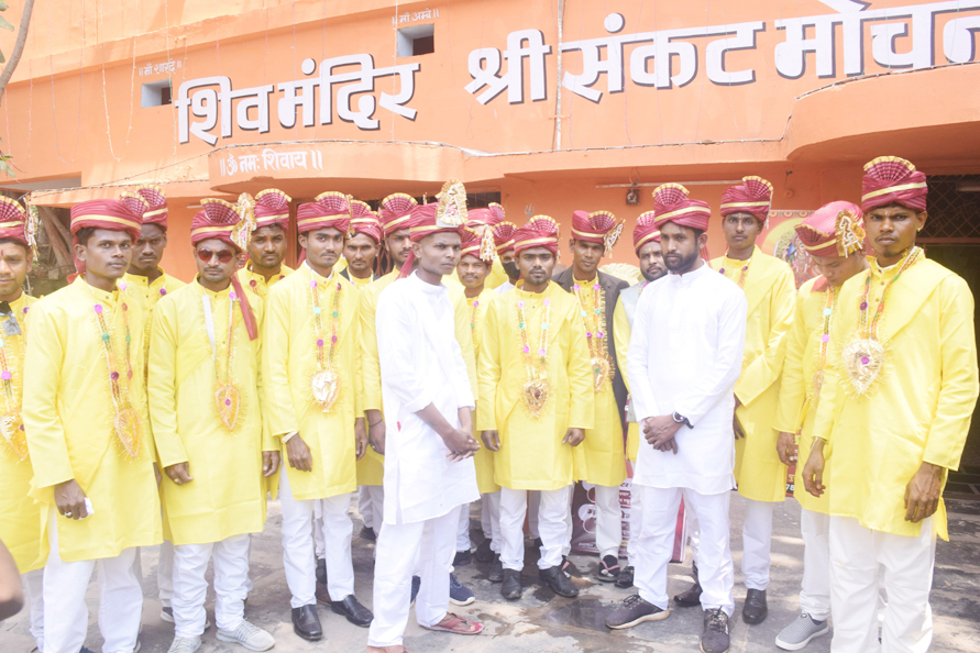 27 जोड़े बंधे परिणयसूत्र में