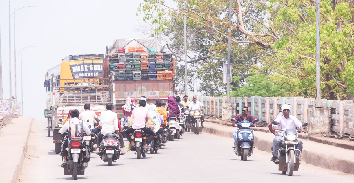 ओवरब्रिज में वाहनों का बढ़ा दबाव  रेल्वे क्रॉसिंग में निर्माण कार्य जारी