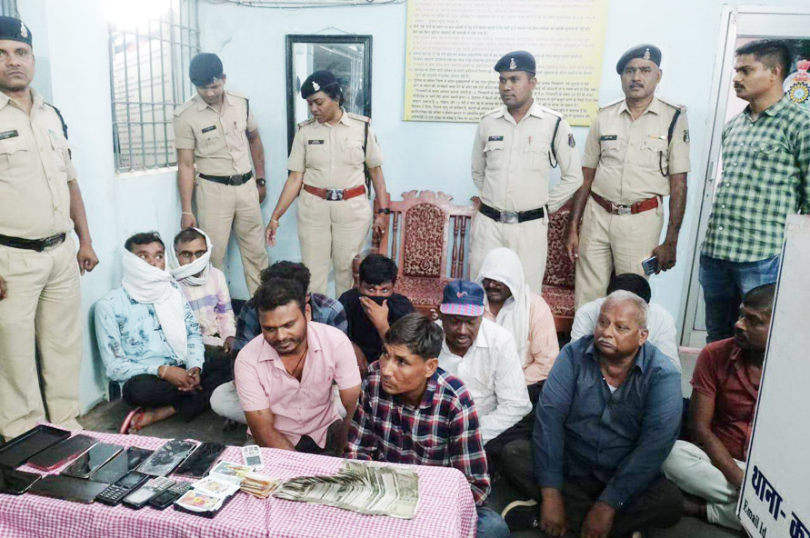 दो सरपंच सहित 11 जुआरी गिरफ्तार,  2 बाइक, 11 मोबाइल व 40 हजार नगद जब्त