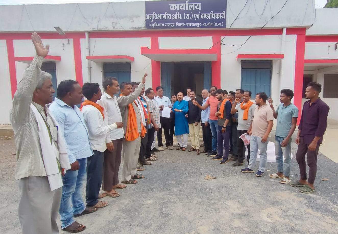 बेमौसम बारिश व ओलावृष्टि से फसलों को नुकसान, क्षतिपूर्ति मांगी, सौंपा ज्ञापन