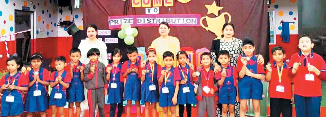 प्ले स्कूल में पुरस्कार वितरण समारोह